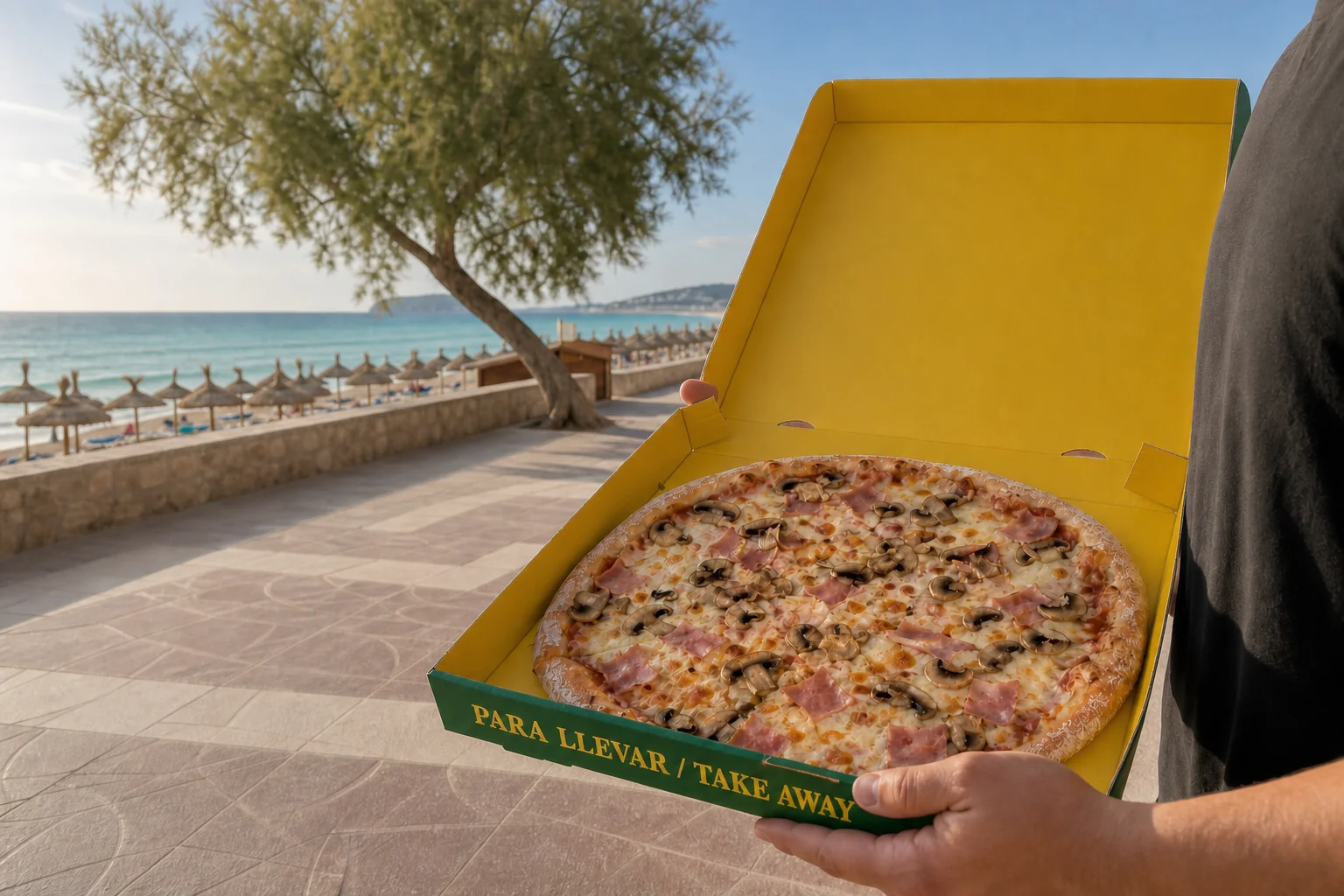 Artisan pizza in the yellow Playa Verde box facing Cala Millor beach